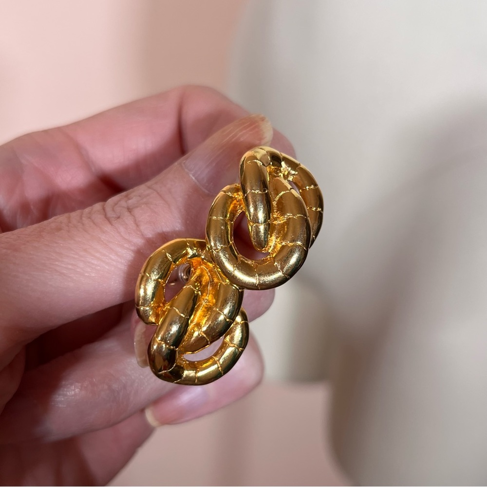 Vintage 80 90 Retro Omega Snake Chain Infinite Knot Heavy Gold Pierced Earrings - Picture 10 of 13